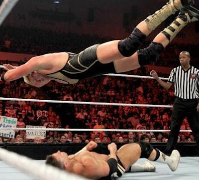 jack swagger lanzandose en plancha sobre riley en wwe raw