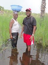 Soba de Kinzau (s/Esquerda) Noé Nsanda com Coordenador Daniel Simão, da ESPERANÇA NO PORVIR; ONG