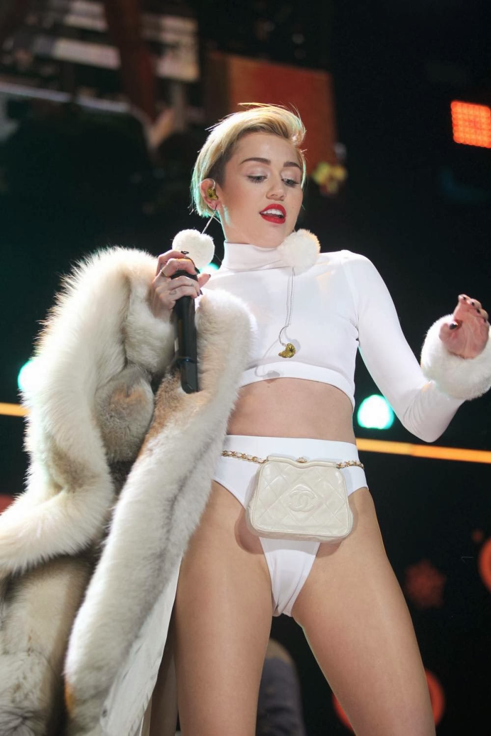 Miley Cyrus Poke Nipples in 99.5 Jingle Ball in Washington