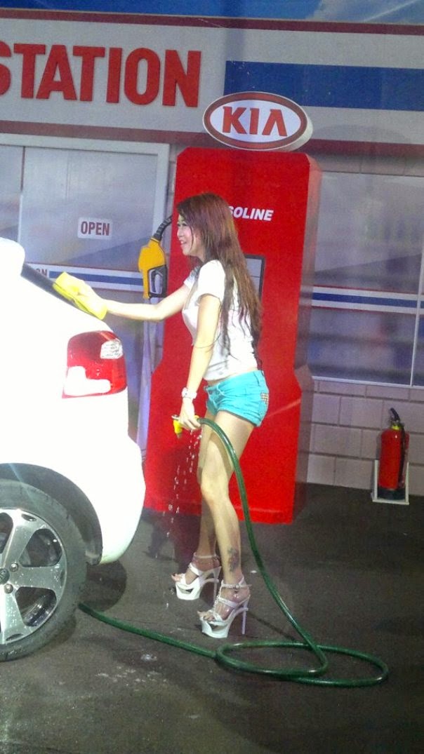 Foto Sexy Car Wash Naomi Alexandra IIMS 2013