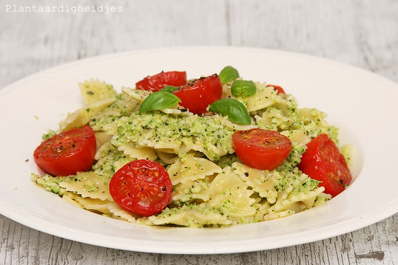 Pasta met broccolipesto en tomaatjes uit de oven Plantaardigheidjes