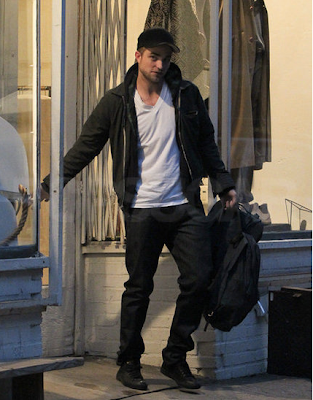 Robert Pattinson de compras en NY mientras que Kristen hace olas de moda en el extranjero! Captura+de+pantalla+2012-03-02+a+las+08.19.54