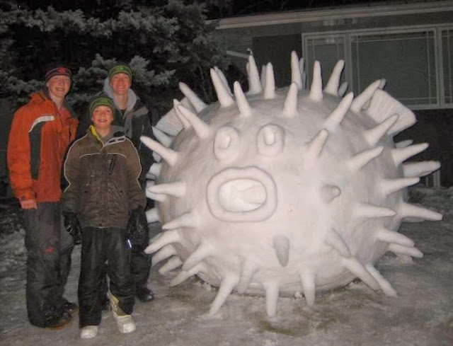 Hermanos construyen criaturas gigantes de nieve en su patio