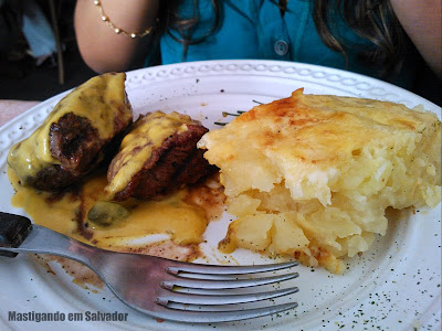 Confraria das Ostras: Bombons de Cowboy Steak Angus ao Molho de Mostarda de Dijon e Batata Gratinada