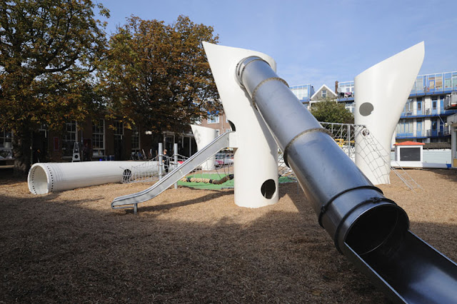 Turbina eólica reciclada vira playground