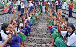 Rail roko news published in The Hindu News 3 Jammikunta+students+rail+rokho