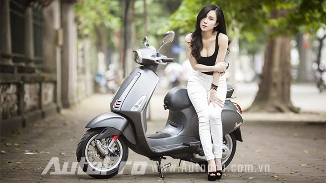 Người đẹp khoe vòng một căng tròn bên moto