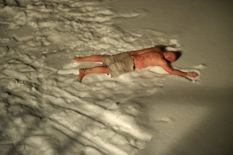 Голая девушка вышла на улицу зимой в снег