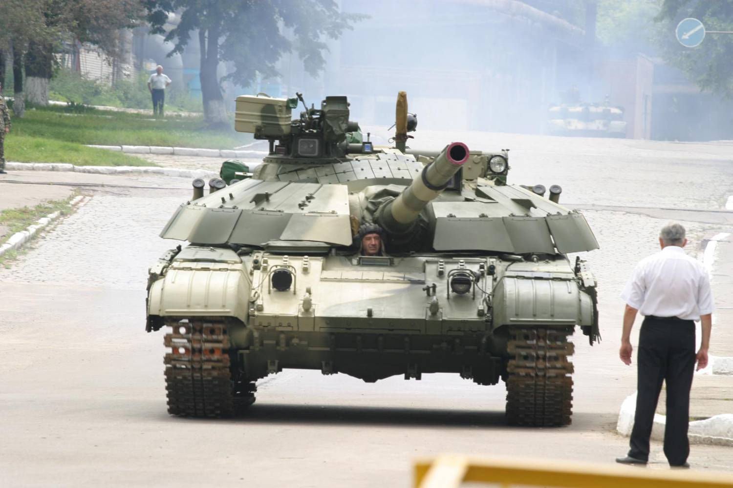 http://2.bp.blogspot.com/-smLKoJkXgOA/UjsKFipWzII/AAAAAAAAA18/SFJk2_qihMc/s1600/T-64BM+Bulat_Ukrainian+main+battle+tank_12.jpg
