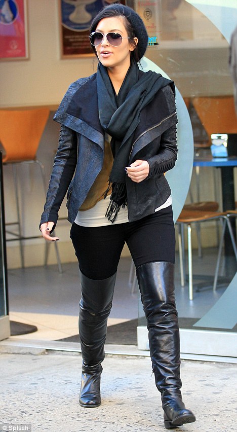 Jessy Flatshoes effortlessly chic hides hair and wears Jessy Flatshoes effortlessly chic hides hair and wears