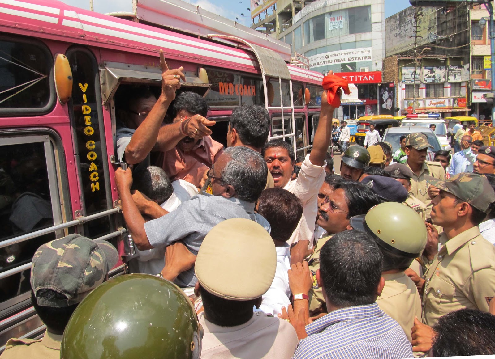 Image result for बेळगाव सीमा प्रश्न कर्नाटक पोलीस