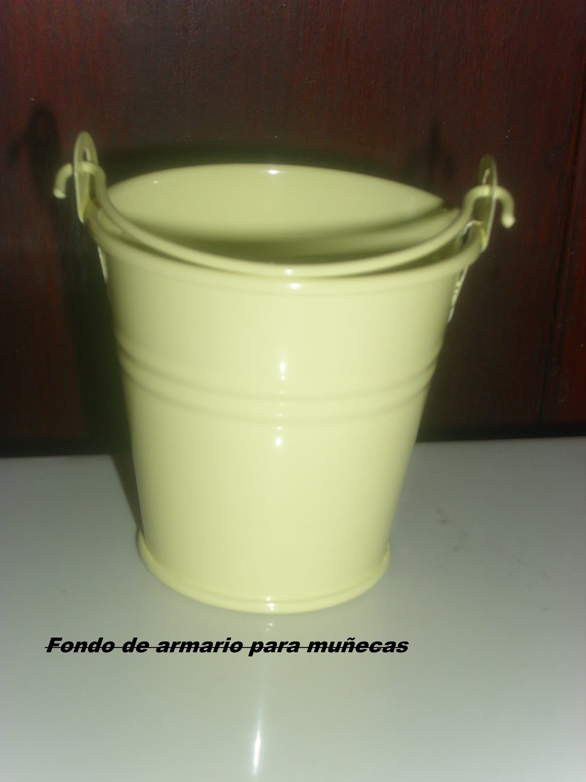 Fondo de armario para muñecas... y más: Cubo metálico beig