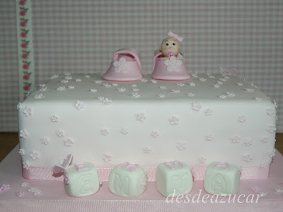 tarta infantil, tarta bautizo, tarta fondant bautizo, bebe, tarta bebe, tarta bebe bautizo, figura modelada, tarta fondant Sevilla, rosa, niña