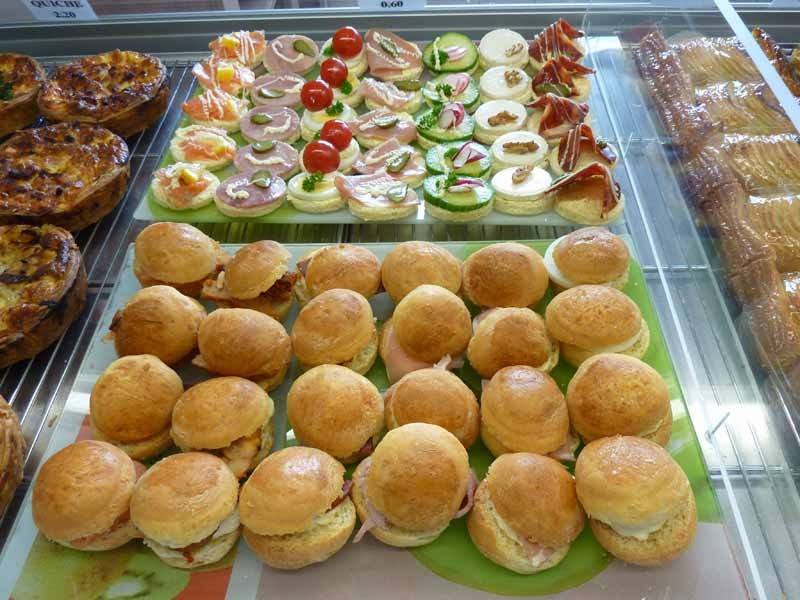 Cebiche, minipizzas, petitbouche, brochetas, canapés