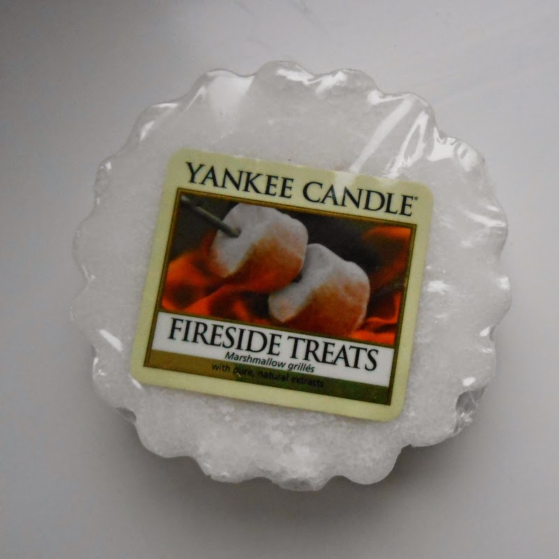 Blondwłosa Chemiczka Yankee Candle Fireside Treats (wosk) oraz Whoopie Pie (sampler)