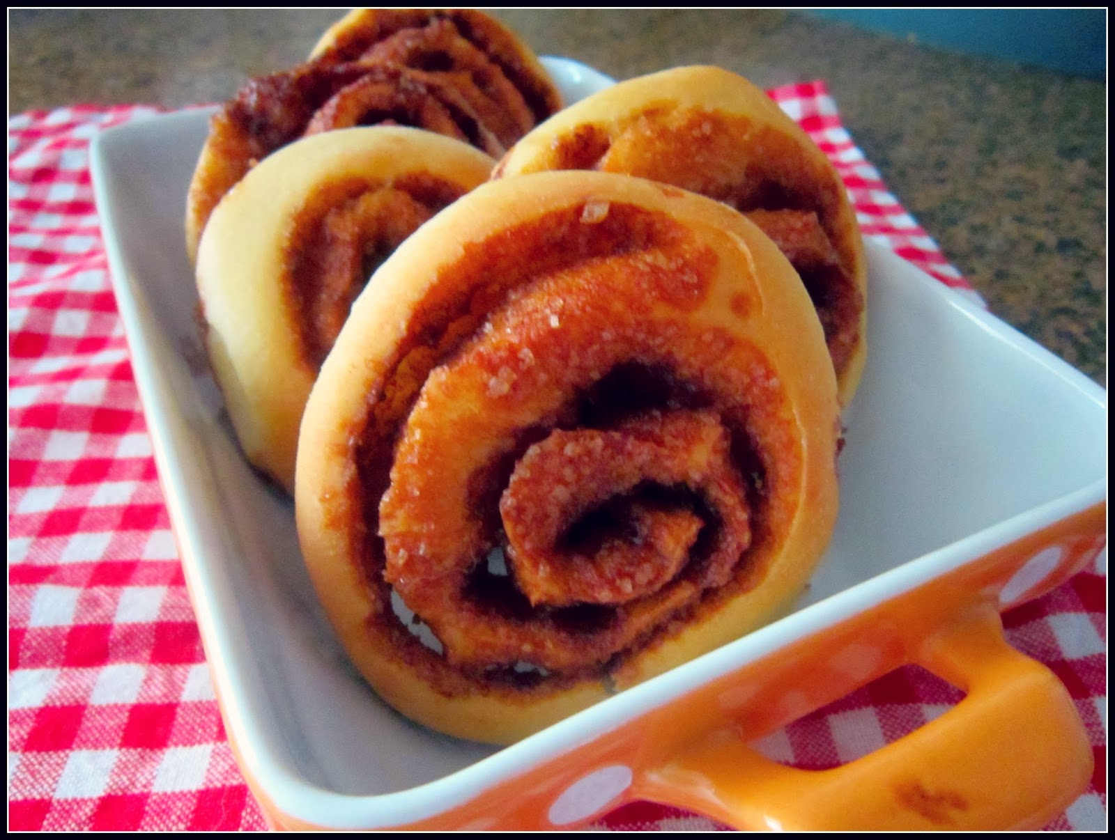 Mowoko Diseño Gráfico y Handmade Cinnamon Rolls , o Rollos de Canela in Spanish.