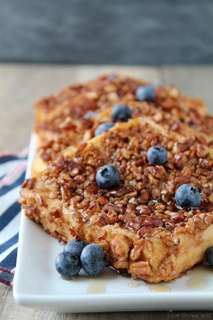 Pecan Crusted French Toast - the perfect french toast coated in crunchy, cinnamon pecans! | LoveGrowsWild.com #breakfast #pecan #frenchtoast