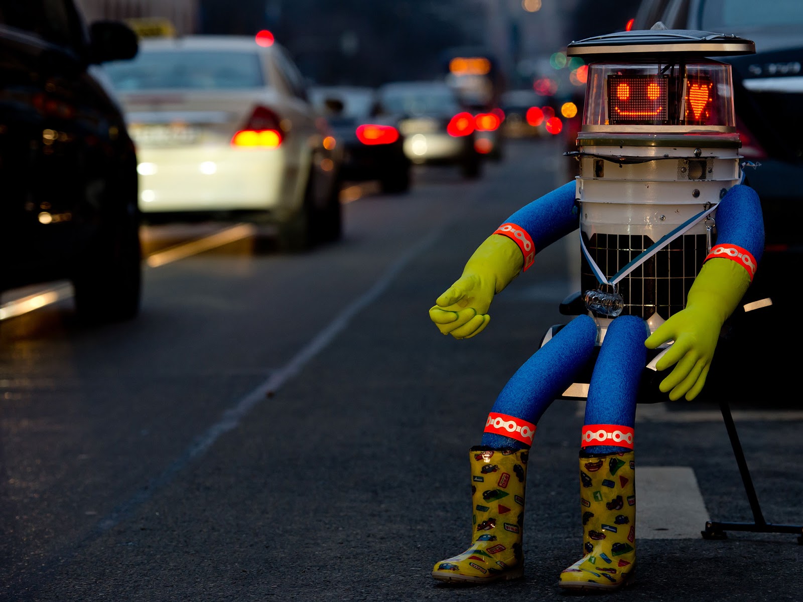 http://2.bp.blogspot.com/-swnZ3oEdAa4/Vd0YmX3feCI/AAAAAAAAA6M/jyYekPyfvhE/s1600/Hitchbot-1-EPA.jpg