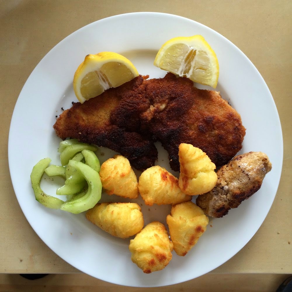 Schweineschnitzel mit Kroketten und Gurkensalat