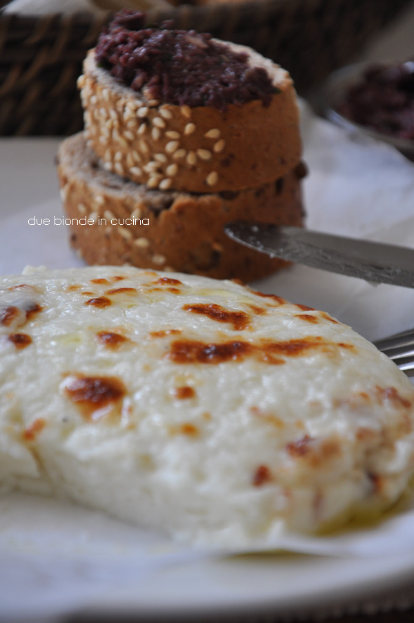 Due bionde in cucina Tapenade di olive con formaggio al forno sempre