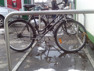 rower przypięty za przednie koło