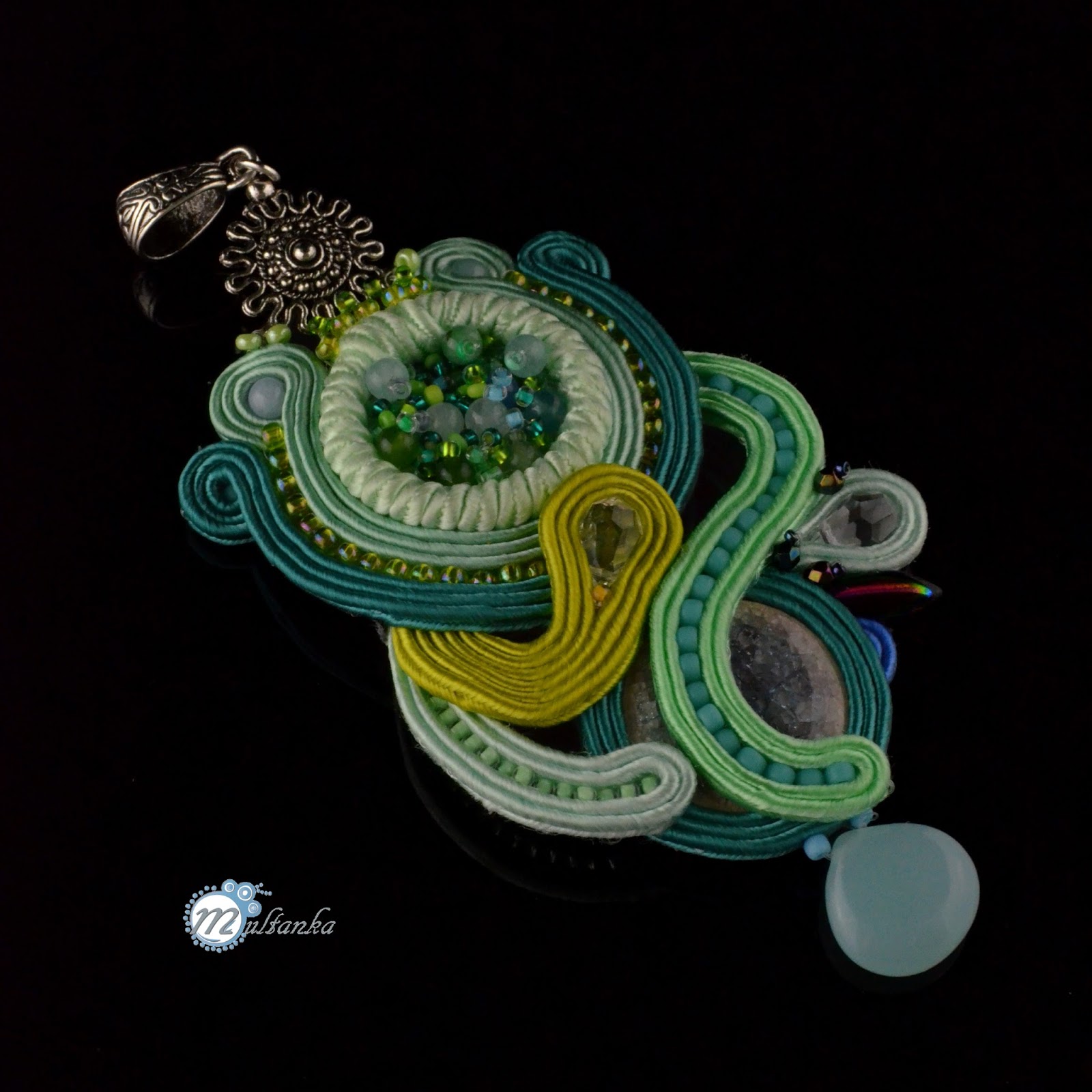 Miętowy wisor wykonany w technice haftu soutache. Wykonanie - multanka Miętowy wisor wykonany w technice haftu soutache. Wykonanie - multanka