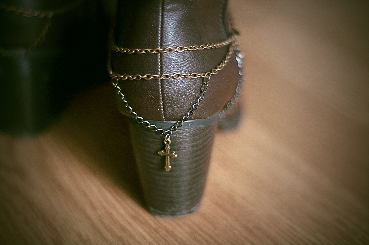 ARTEMIS IN FURS DIY boot chains