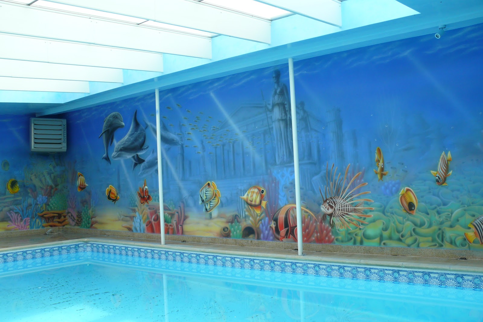 Aranżacja basenu Wykonanie murala ściennego na basenie, dekoracja ścian czyli artystyczne malowanie ściany, mural 3D