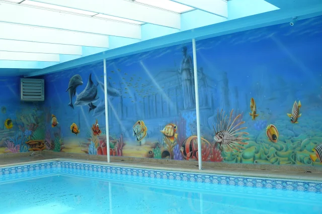 Wykonanie murala ściennego na basenie, dekoracja ścian czyli artystyczne malowanie ściany, mural 3D