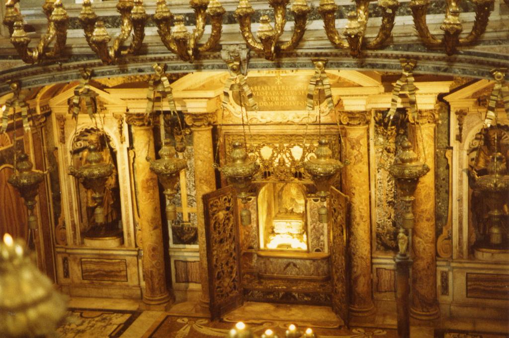 St. Peter's Tomb in The Vatican Necropolis, Vatican City -  dans immagini sacre Image454524352