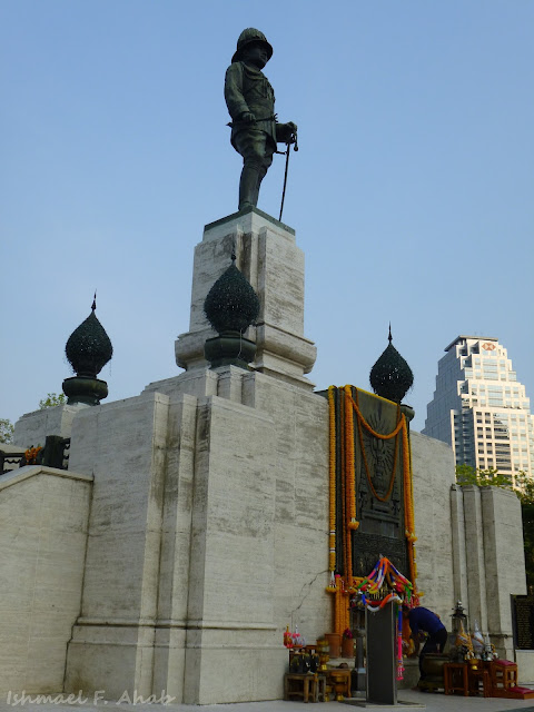Monument for King Rama VI just outside of Lumphini Park