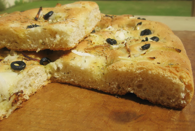 Focaccia Con Cebolla,romero Y Aceitunas Negras