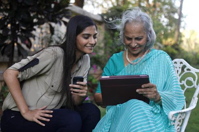 Sonam Kapoor in conversation with Waheeda Rehman cute photo gallery