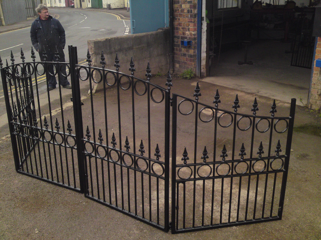 Bi+Folding+Wrought+Iron+Gates+2.JPG 1,024×768 pixels Wrought iron