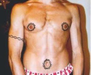 joven se tatua cadenas en el ombligo y pezones