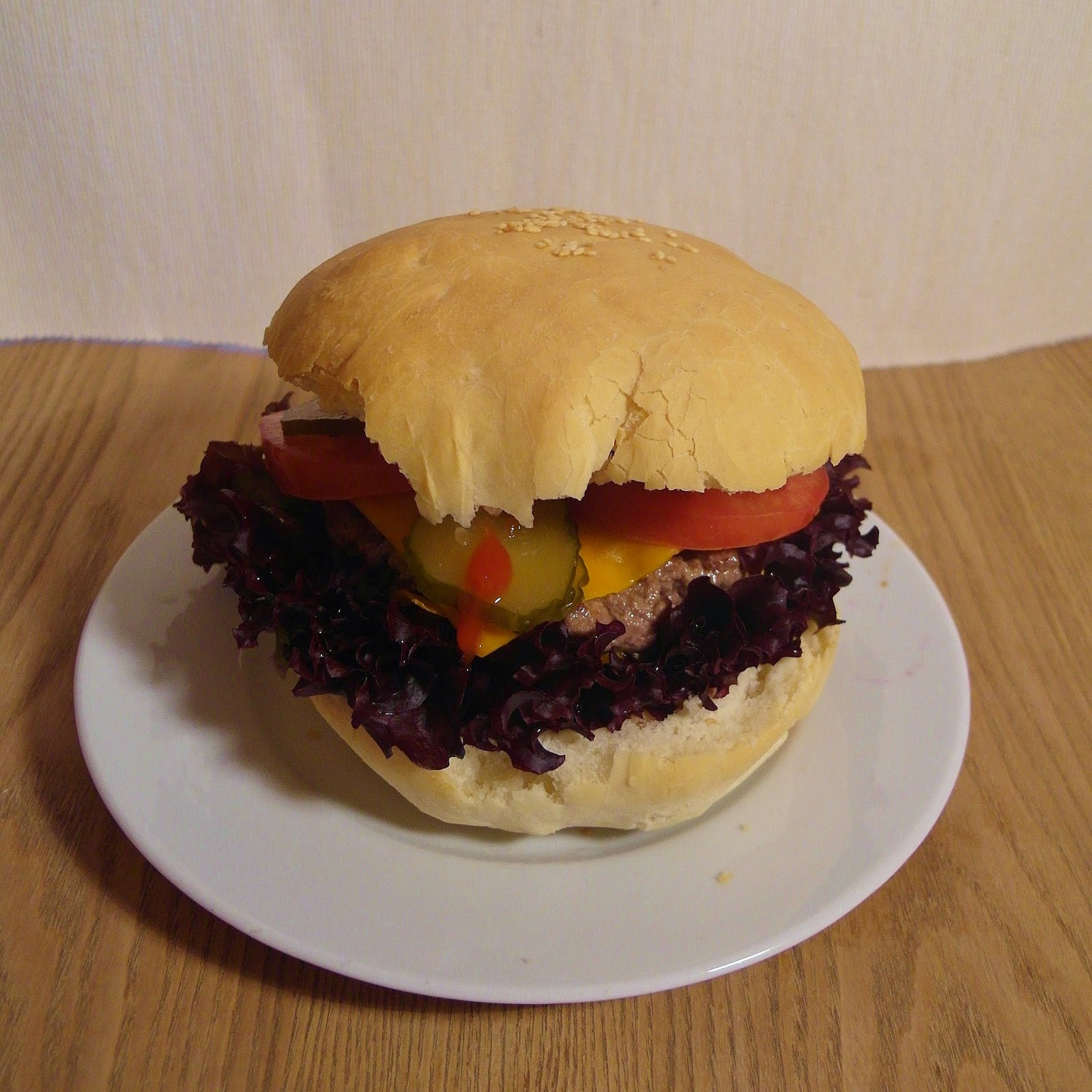 Kuchnia z wyrakiem Cheeseburger amerykański klasyk, wielki burger z