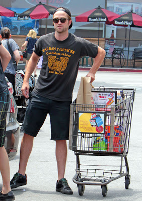 6 Julio - Nuevas imágenes de Rob haciendo compras!!! (5 Julio) Pattinsonlifenew05thJuly2013+(2)