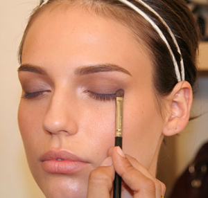 Applying Makeup on How To Apply Eye Makeup To Get Awesome Results