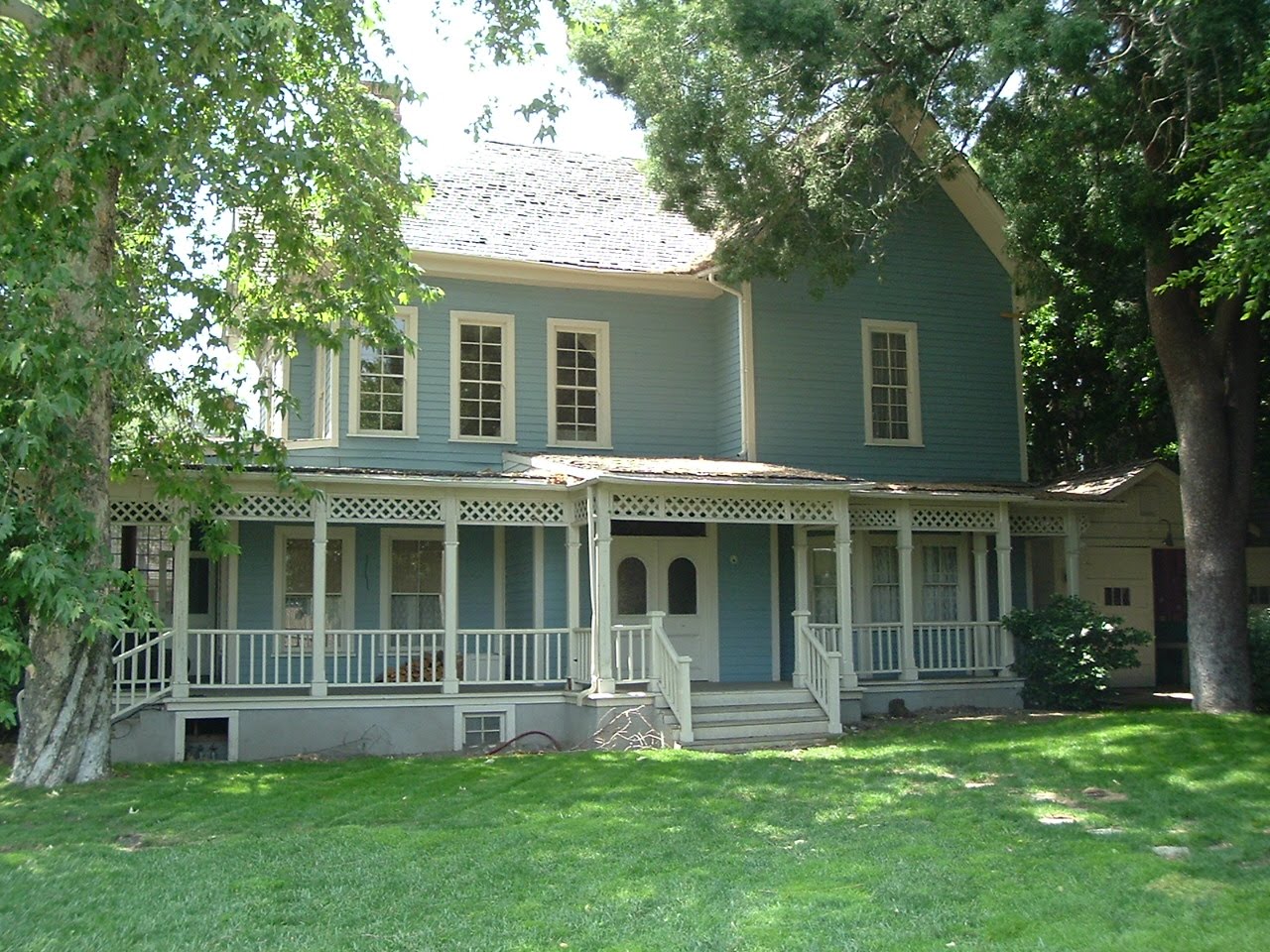 Filming Locations of Chicago and Los Angeles Gilmore Girls Season 1