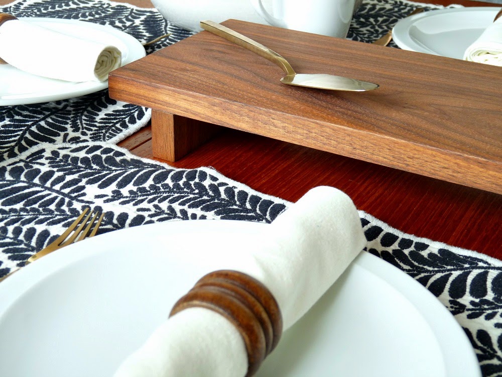 DIY Solid Wood Trivet on Legs Dans le Lakehouse