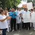 Con pancartas en manos médicos de Bonao piden la construcción de un nuevo hospital