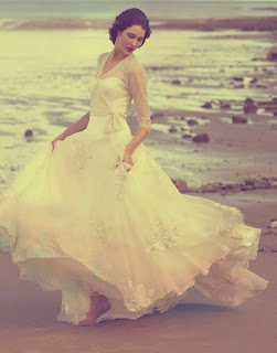 beautiful+billowing+gown+on+beach+via+ro