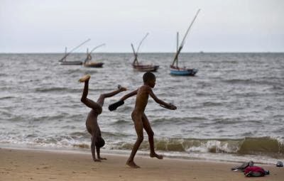 MOZAMBQIUE-CHILDREN-BEACH-LEISURE