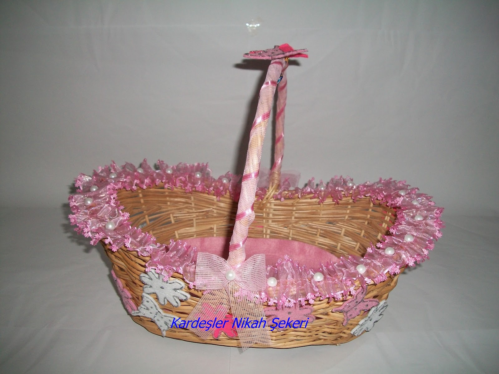 Kardeşler nikah Şekeri. Hasır bebek sepeti süsleme