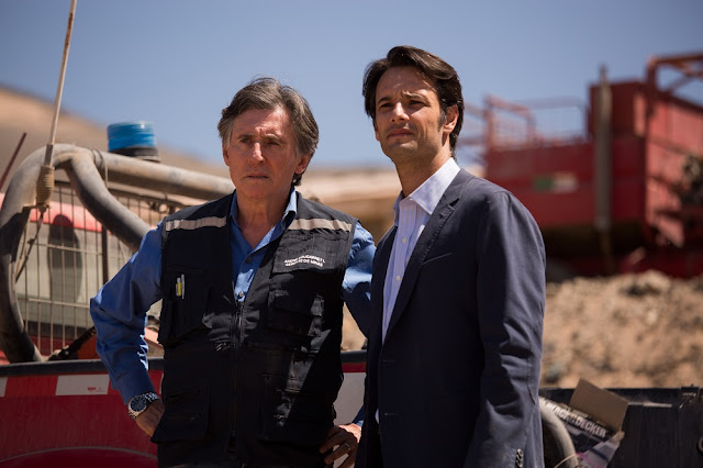 The self-contradicting dudes responsible to rescue the trapped miners. Gabriel Byrne Rodrigo Santoro the 33 movie still