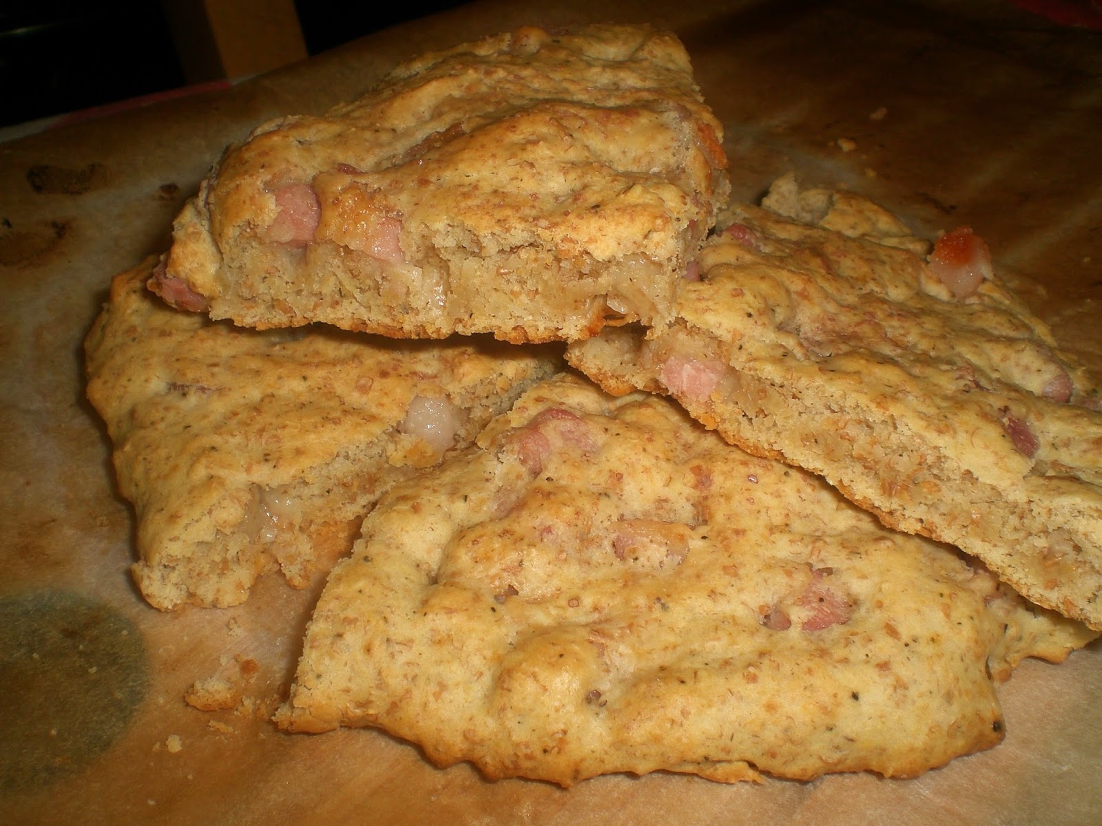 Focaccia ai cereali con pancetta affumicata e pepe nero 