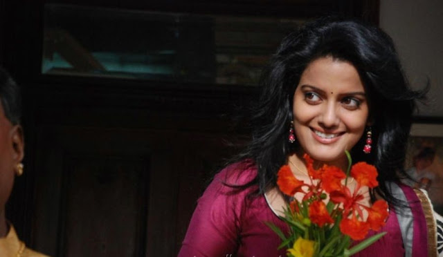 Kanna-Laddu-Thinna-Aasaiya-Actress-Vishaka-Singh-Latest-Stills