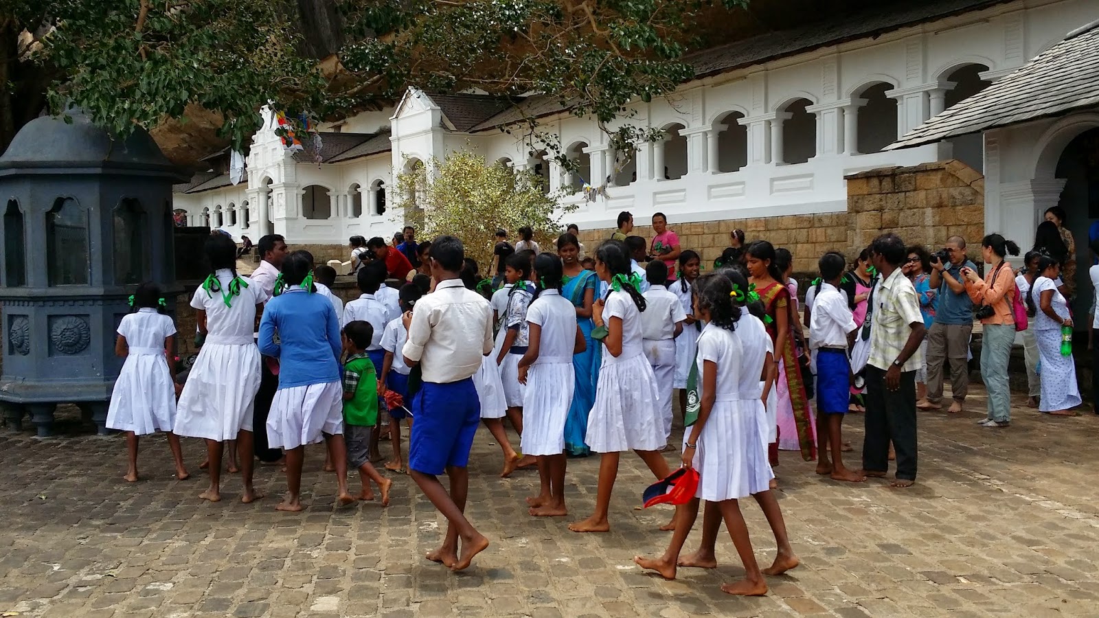 Niñas de un colegio de excursión en las cuevas de Dambulla (Sri Lanka) Niñas de un colegio de excursión en las cuevas de Dambulla (Sri Lanka)
