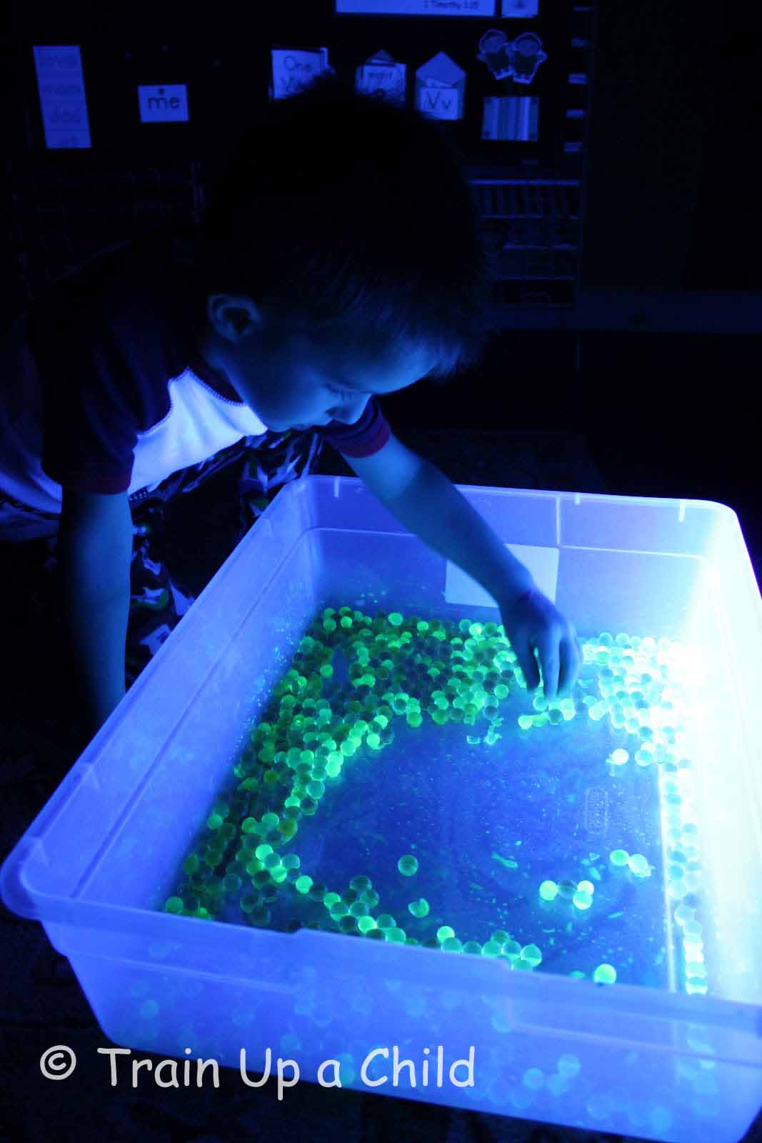 Design Context HOW TO MAKE GLOW IN THE DARK WATER BEADS UV REACTANT