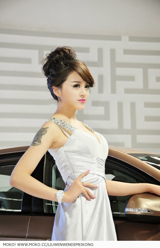 khi-nguoi-mau-xe-dien-ao-tam-khieu-goi.8